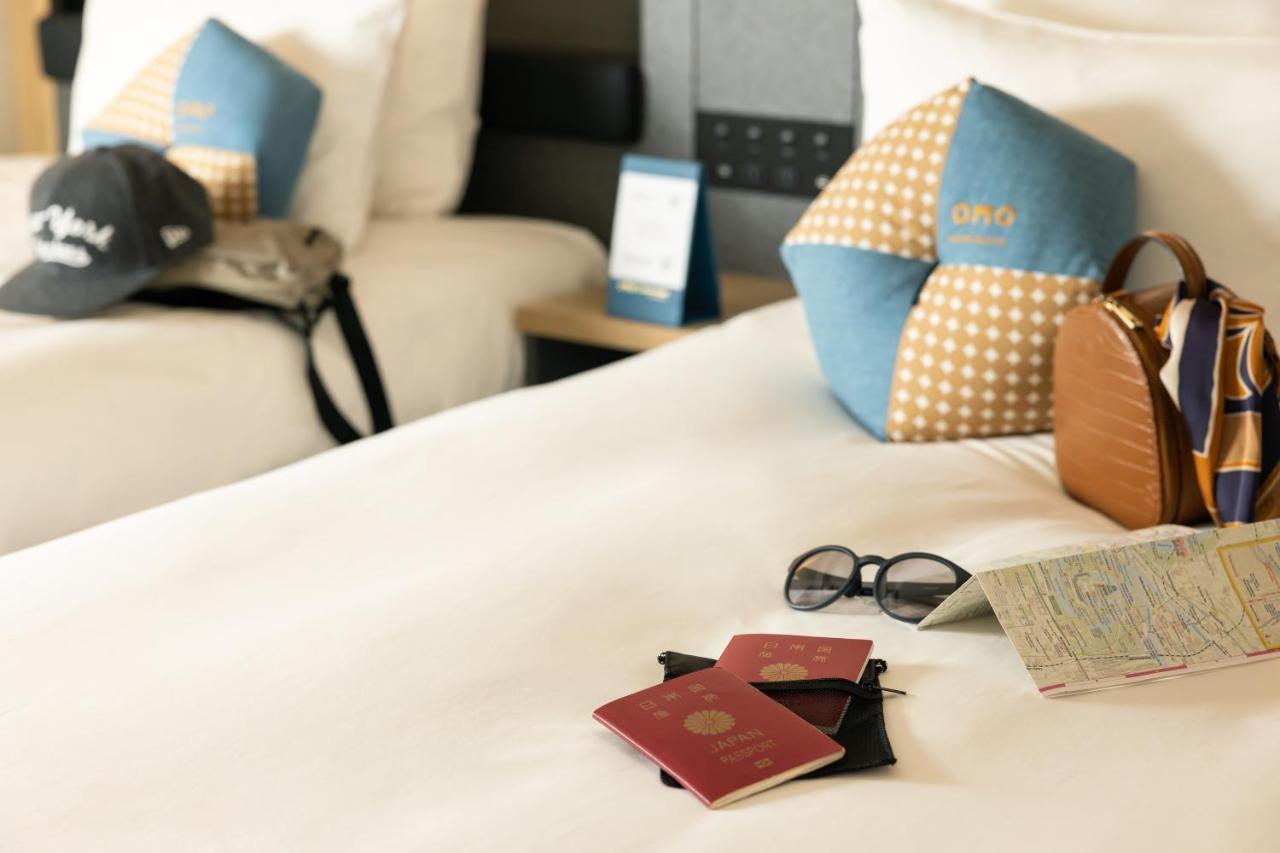Omo Kansai Airport By Hoshino Resorts Izumisano Exterior foto A passport and a boarding pass on a bed